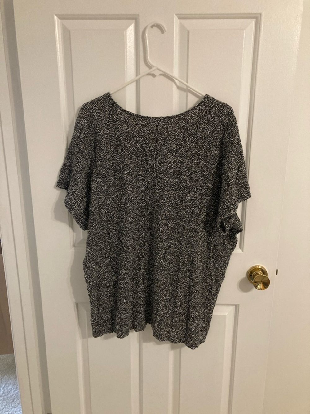 Black & White Short Sleeve V-Neck Top - Picture 3 of 3